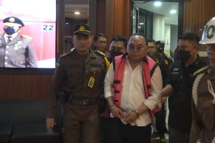 Usai diperiksa, mantan Bupati Kutai Barat periode 2006-2016, Ismail Thomas langsung digelandang ke Rutan Salemba Cabang Kejaksaan Agung RI. Foto: Yudha Krastawan/ipol.id