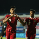 Timnas Indonesia mengemas tiga poin dan menduduki posisi ke-2 klasemen sementyara Grup B Piala AFF 2023. Skuad Garuda Muda masih harus menunggu rampungnya semua fase grup, untuk memastikan apakah lolos ke semifinal sebagai runner-up terbaik. Foto: PSSI