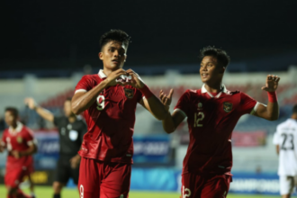 Timnas Indonesia mengemas tiga poin dan menduduki posisi ke-2 klasemen sementyara Grup B Piala AFF 2023. Skuad Garuda Muda masih harus menunggu rampungnya semua fase grup, untuk memastikan apakah lolos ke semifinal sebagai runner-up terbaik. Foto: PSSI