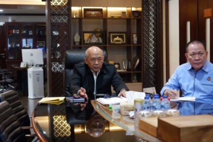 Jaksa Agung Muda Perdata dan Tata Usaha Negara (Jamdatun), Feri Wibisono (kiri) saat menjadi Keynote Speaker pada acara Focus Group Discussion (FGD) Pusat Strategi Kebijakan Penegakan Hukum, Rabu (30/8). Foto: Puspenkum Kejaksaan Agung