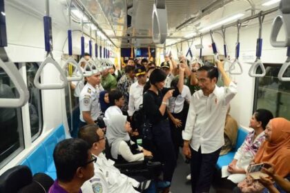 Presiden Jokowi saat naik MRT.(foto dok Setneg)