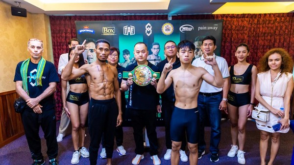 Jelang pertarungan di Bangkok, Jon Jon Jet dan Ilham Leoisa menjalani sesi timbang badan resmi pada Jumat (25/8) dan dinyatakan laik bertanding.foto/dok