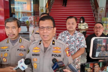 Kepala Rumah Sakit (Karumkit) Polri, Brigjen Pol Hariyanto saat memberikan keterangan kondisi kesehatan Sultan Rif'at Alfatih, 20, Atlet Kriket yang terluka akibat terkena jeratan kabel fiber optik di RS Polri Kramat Jati, Jakarta Timur, Jumat (4/8) sore. Foto: Joesvicar Iqbal/ipol.id