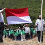 Komunitas Ojek Online (Kajol) Indonesia memperingati Hari Ulang Tahun (HUT) ke-78 Republik Indonesia (RI) dengan melaksanakan Upacara Kemerdekaan Indonesia bersama sekitar 50 anak muda dan driver ojol di Gunung Papandayan, Kecamatan Cisurupan, Kabupaten Garut, Jawa Barat, Kamis (17/8). Foto: Kajol