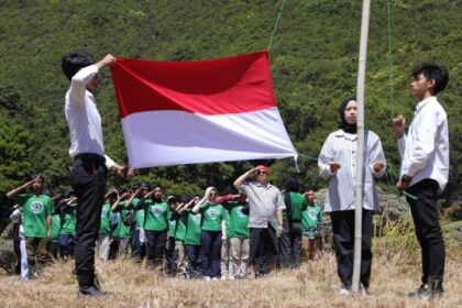 Komunitas Ojek Online (Kajol) Indonesia memperingati Hari Ulang Tahun (HUT) ke-78 Republik Indonesia (RI) dengan melaksanakan Upacara Kemerdekaan Indonesia bersama sekitar 50 anak muda dan driver ojol di Gunung Papandayan, Kecamatan Cisurupan, Kabupaten Garut, Jawa Barat, Kamis (17/8). Foto: Kajol