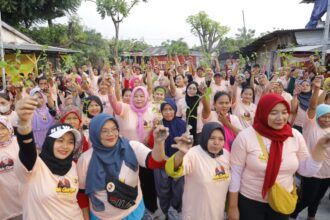 Relawan Mak Ganjar membantu Emak-emak hadapi kenaikan harga cabai dalam kegiatan program 'Petik Masak' dengan menyebarkan 250 bibit pohon cabai di Tegalalur, Kalideres, Jakarta Barat, Minggu (6/8) pagi. Foto: Mak