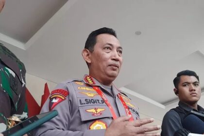 Kepala Polri, Jenderal Listyo Sigit Prabowo, saat mengikuti kegiatan bakti kesehatan dan bakti sosial Alumni Taruna Akabri 1988 di Tasikmalaya. Foto: NTMC