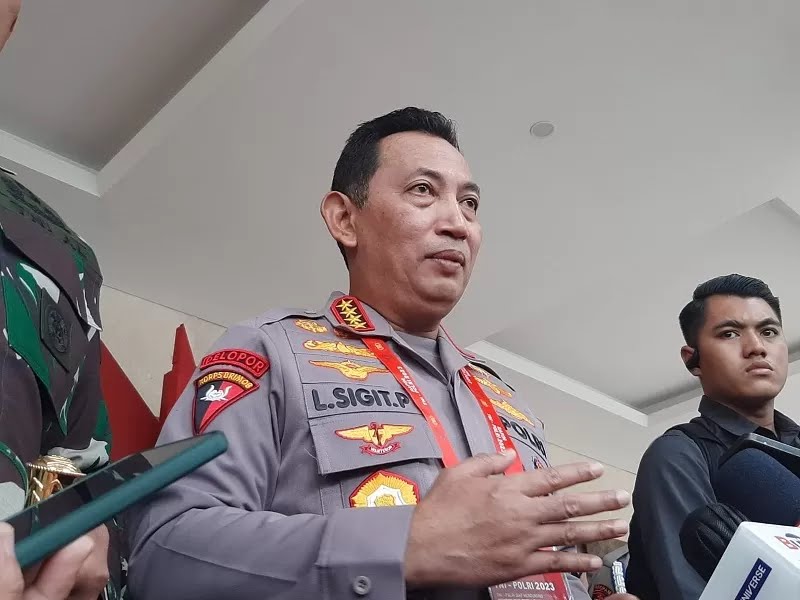 Kepala Polri, Jenderal Listyo Sigit Prabowo, saat mengikuti kegiatan bakti kesehatan dan bakti sosial Alumni Taruna Akabri 1988 di Tasikmalaya. Foto: NTMC