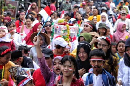 Suasana karnaval bersama warga masyarakat berlangsung seru dan meriah saat perayaan Hari Ulang Tahun (HUT) ke-78 Kemerdekaan Indonesia di Kampung Rawa Sawah, RT 04/RW 08, Kelurahan Kampung Rawa, Kecamatan Johar Baru, Jakarta Pusat, Sabtu (19/8). Foto: KST