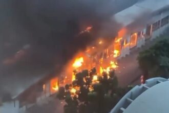 Penampakan Halte Transjakarta di Jalan Kapten Tendean, Mampang, Jakarta Selatan yang diamuk api pada Senin (14/8) petang tadi. Foto: jktinfo/inst