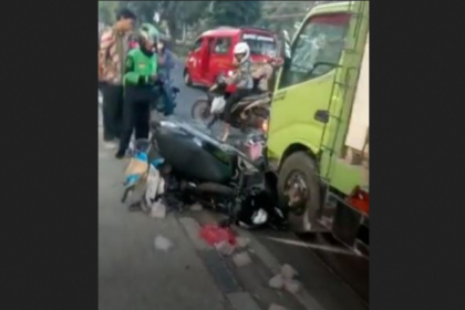 Truk tabrak tujuh motor lawan arah di Jalan Raya Lenteng Agung, Jaksel. Foto: NTMC