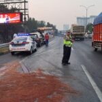 Sebuah minibus mengalami kecelakaan di lintas Ruas Tol JORR KM 18+900 A pada Senin (21/8/2023) pagi. Foto: NTMC