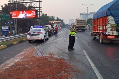 Sebuah minibus mengalami kecelakaan di lintas Ruas Tol JORR KM 18+900 A pada Senin (21/8/2023) pagi. Foto: NTMC