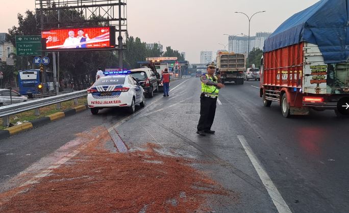 Sebuah minibus mengalami kecelakaan di lintas Ruas Tol JORR KM 18+900 A pada Senin (21/8/2023) pagi. Foto: NTMC