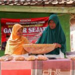 Warga yang berusia tidak produktif mengikuti pelatihan membuat keripik pisang yang digelar oleh sukarelawan Ganjar Sejati (GS) di Dusun Warung Nangka, Desa Ciasem Tengah, Kecamatan Ciasem, Kabupaten Subang, Jawa Barat, Minggu (30/7) sore. Foto: GS