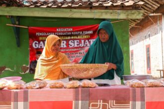 Warga yang berusia tidak produktif mengikuti pelatihan membuat keripik pisang yang digelar oleh sukarelawan Ganjar Sejati (GS) di Dusun Warung Nangka, Desa Ciasem Tengah, Kecamatan Ciasem, Kabupaten Subang, Jawa Barat, Minggu (30/7) sore. Foto: GS