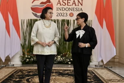 Menteri Keuangan (Menkeu) Sri Mulyani Indrawati dan Menteri Luar Negeri (Menlu) Retno Marsudi saat penandatangan kerja sama diplomasi ekonomi. Foto: kemenkeu