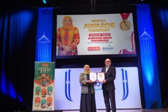 Gubernur Jawa Timur Khofifah Indar Parawansa menerima penganugerahan Honorary Award for Global Peace and Women Empowerment