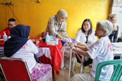Relawan Ganjar Untuk Semua menggandeng Yayasan Ceng It Thian Kun Bio, Generasi Muda Tao Indonesia (GMTI) dan Rumah Sakit Melati mengecek kesehatan warga kelompok lanjut usia (lansia) dalam giat bakti sosial di Yayasan Ceng It Thian Kun Bio, Kecamatan Cipondoh, Kota Tangerang, Banten, Rabu (30/8). Foto: Ist