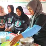 Para Ibu rumah tangga prasejahtera yang ada di RT 4/10, Kebon Nanas, Cikokol, Tangerang, Kota Tangerang, Banten membuat kue putu ayu dari bahan dasar yang tersedia, Selasa (1/8) siang. Foto: Kowarteg