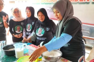 Para Ibu rumah tangga prasejahtera yang ada di RT 4/10, Kebon Nanas, Cikokol, Tangerang, Kota Tangerang, Banten membuat kue putu ayu dari bahan dasar yang tersedia, Selasa (1/8) siang. Foto: Kowarteg