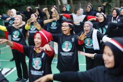 Dalam kegiatan bertajuk 'Bugar Ceria' di Hutan Kota Pondok Labu, Kecamatan Cilandak, Jakarta Selatan, Minggu (6/8) siang, Ibu-Ibu ceria saat melakukan senam sehat bersama dipandu instruktur cantik. Foto: Kowarteg