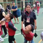 Ratusan anak-anak Warga Cinta Kalibata City merayakan Hari Ulang Tahun (HUT) Ke-78 Republik Indonesia (RI) dengan mengikuti lomba makan kerupuk di Lapangan Basket, Apartemen Kalibata City, Pancoran, Jakarta Selatan, Kamis (17/8) siang. Foto: Joesvicar Iqbal/ipol.id