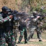 Latihan bersama menembak Marksmanship bertujuan untuk mengasah kemampuan perorangan dalam pergerakan tim, serta mempertajam dan meningkatkan kemampuan menembak reaksi bagi prajurit dari kedua negara. Foto: Mabes TNI