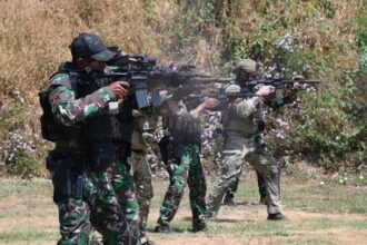 Latihan bersama menembak Marksmanship bertujuan untuk mengasah kemampuan perorangan dalam pergerakan tim, serta mempertajam dan meningkatkan kemampuan menembak reaksi bagi prajurit dari kedua negara. Foto: Mabes TNI