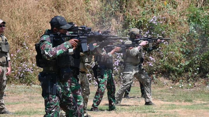 Latihan bersama menembak Marksmanship bertujuan untuk mengasah kemampuan perorangan dalam pergerakan tim, serta mempertajam dan meningkatkan kemampuan menembak reaksi bagi prajurit dari kedua negara. Foto: Mabes TNI