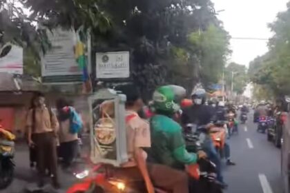 Pemotor yang nekat lawan arah, Foto: Instagram, @jakarta.terkini