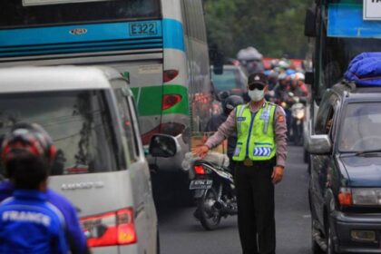 Ilustrasi polisi melakukan pengaturan lalu lintas. Foto: NTMC