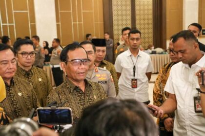 Menteri Koordinator Politik Hukum dan Keamanan (Menkopolhukam), Mahfud MD saat ditemui setelah menghadiri Perayaan HUT Komisi Kepolisian Nasional 2023 di Hotel Sultan, Jakarta, Senin (21/8). Foto: Humas Kemenkopolhukam