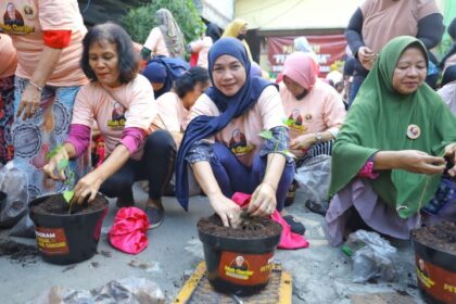 Ibu-Ibu melakukan aksi menanam ratusan bibit pohon cabai sebagai ketahanan pangan di wilayah Penggilingan, Cakung, Jakarta Timur, Minggu (30/7) siang. Foto: Mak