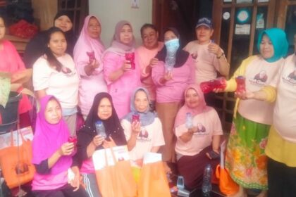 Lebih kreatif para Ibu memanfaatkan limbah plastik dibuat menjadi pot hingga asbak di Jalan Amil, Kelurahan Pejaten Barat, Kecamatan Pasar Minggu, Jakarta Selatan. Foto: Mak