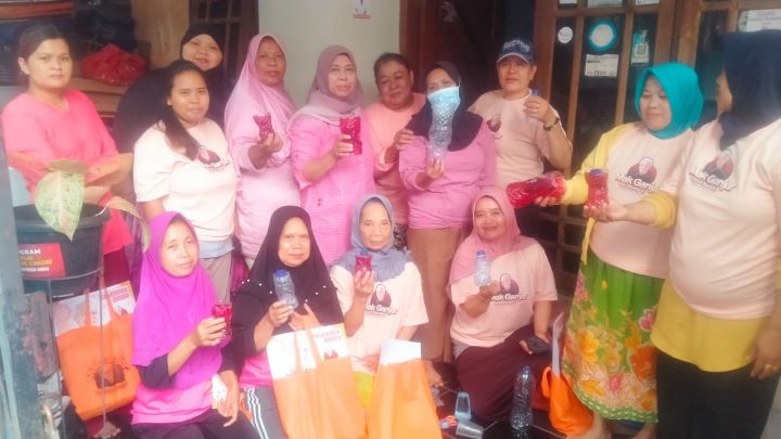 Lebih kreatif para Ibu memanfaatkan limbah plastik dibuat menjadi pot hingga asbak di Jalan Amil, Kelurahan Pejaten Barat, Kecamatan Pasar Minggu, Jakarta Selatan. Foto: Mak