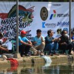 Suasana Fun Fishing Antara Forum Wartawan yang digelar Jurnalis Indonesia Peduli (JIP) di Kolam pemancingan Adhiraja Deluna, Tanah Baru, Depok, Jawa Barat pada Minggu (20/8) siang. Foto: Joesvicar Iqbal/ipol.id