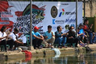 Suasana Fun Fishing Antara Forum Wartawan yang digelar Jurnalis Indonesia Peduli (JIP) di Kolam pemancingan Adhiraja Deluna, Tanah Baru, Depok, Jawa Barat pada Minggu (20/8) siang. Foto: Joesvicar Iqbal/ipol.id