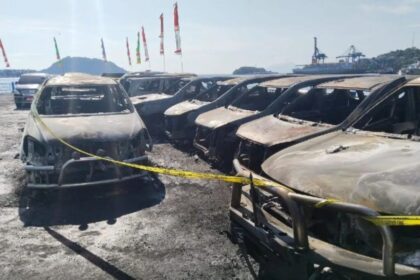 belasan mobil di halaman parkir gedung DPRD Papua. Foto: NTMC