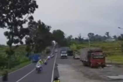Pengendara motor disuruh minggir lantaran rombongan moge Harley Davidson lewat, Foto: Instagram, @terang_media