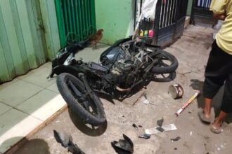 Satu unit motor rusak dalam peristiwa tawuran antara dua kelompok remaja yang pecah di sekitar Taman Pemakaman Umum (TPU) Prumpung, Cipinang Besar Utara, Jatinegara, Jakarta Timur, Senin (14/8) malam. Foto: Ist