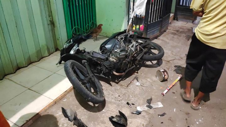 Satu unit motor rusak dalam peristiwa tawuran antara dua kelompok remaja yang pecah di sekitar Taman Pemakaman Umum (TPU) Prumpung, Cipinang Besar Utara, Jatinegara, Jakarta Timur, Senin (14/8) malam. Foto: Ist