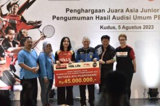 Orangtua Mutiara, Mutiara Ayu Puspitasari, Program Director Bakti Olahraga Djarum Foundation yang juga Ketua PB Djarum Yoppy Rosimin, Ketua Pengkab PBSI Ngawi, Jawa Timur Supeno, Yuni Kartika