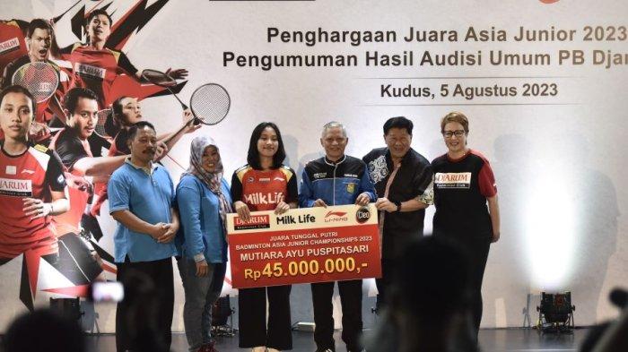 Orangtua Mutiara, Mutiara Ayu Puspitasari, Program Director Bakti Olahraga Djarum Foundation yang juga Ketua PB Djarum Yoppy Rosimin, Ketua Pengkab PBSI Ngawi, Jawa Timur Supeno, Yuni Kartika