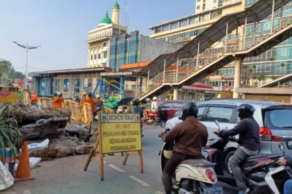 Adanya perbaikan saluran air, arus lalu lintas di Jalan Otista Raya, Jatinegara, Jakarta Timur alami kemacetan pada Jumat (4/8) siang hingga kawasan itu berdebu. Foto: Joesvicar Iqbal/ipol.id