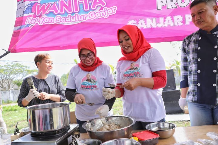 Sukarelawan Wanita Nelayan Sadulur Ganjar dan Ibu-Ibu isteri nelayan membuat bakso ikan marlin di Dusun Majingklak, Desa Pamotan, Kecamatan Kalipucang, Kabupaten Pangandaran, Jawa Barat, Rabu (23/8). Foto: Wanita Nelayan Sadulur