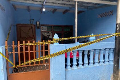 Aparat Polsek Tebet telah memberikan garis police line di lokasi kejadian penusukan pasangan suami isteri (Pasutri) oleh orang tak dikenal (OTK) di rumah di Jalan J, RT 10/10, Gg Perintis, Kelurahan Kebon Baru, Kecamatan Tebet, Jakarta Selatan, Sabtu (26/8) malam. Foto: Ist