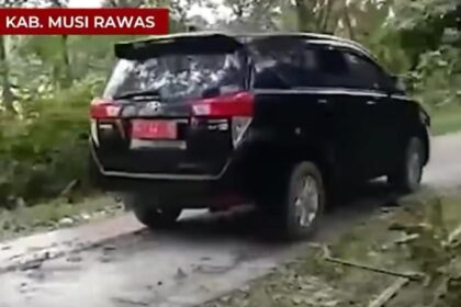 Mobil dinas pemerintah daerah terobos jalan yang baru dicor sampai hancur, Foto: Instagram, @majeliskopi08