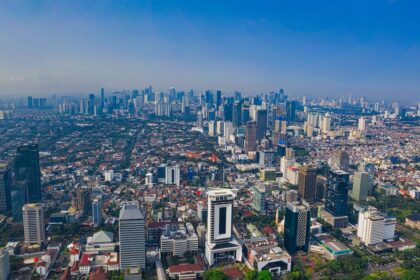 Foto udara Jakarta, yang masih menjadi kota dengan kualitas udara yang buruk menurut IqAir.