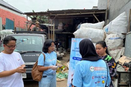 Aspek teknis kegiatan ini terbagi dalam dua tahap yakni melalui PENYU PUTAR atau Penyuluhan Publik Sekitar dimana Tim relawan akan mengedukasi masyarakat tentang bagaimana untuk mengurangi sampah sekali pakai, seperti kantong plastik, botol dan lain-lain. Foto: BRI